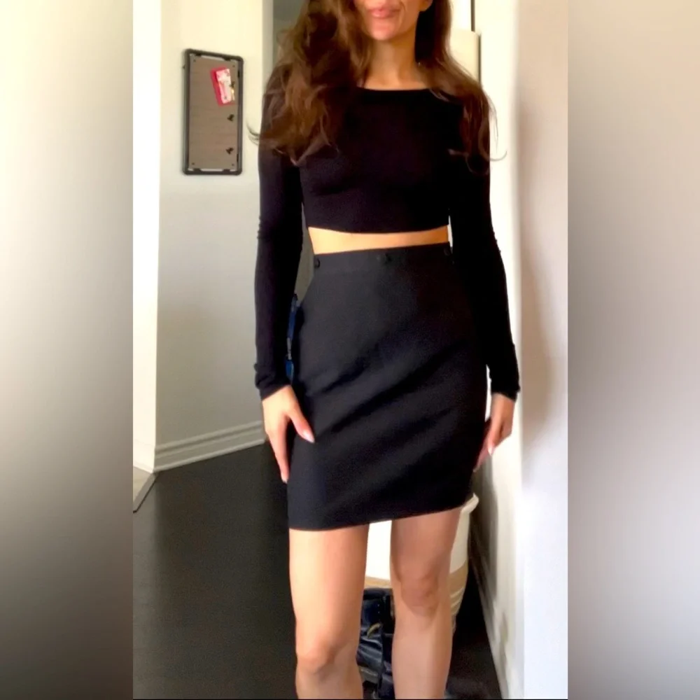 Vintage black mini skirt - Picture 3 of 7